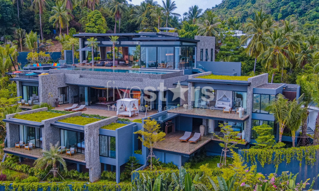 SPECTACULAR PIECE OF LUXURY DOMINATING THE HILL AND THE OCEAN