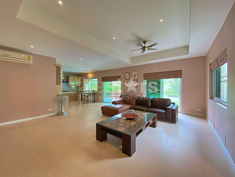 Stunning 3 Bedroom Pool Villa for Sale in Hua Hin with Large Tropical Garden and Guesthouse, photo 10