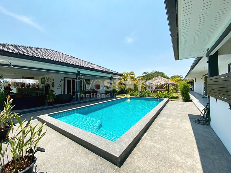 Large Dual-Villa Holiday Home for Sale in Cha-Am on 1 Rai Land – Ideal for Family Living or Rental Investment