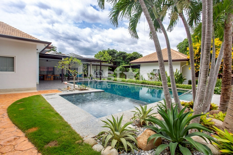 Luxury Hua Hin Estate on 2 Plots with Tropical Garden, Entertainment Sala & Fully Renovated Villa, photo 6