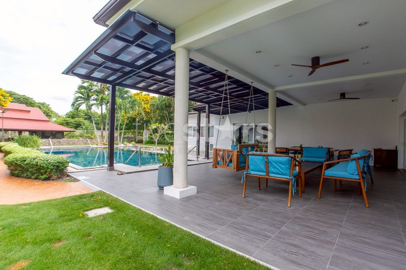 Luxury Hua Hin Estate on 2 Plots with Tropical Garden, Entertainment Sala & Fully Renovated Villa, photo 4