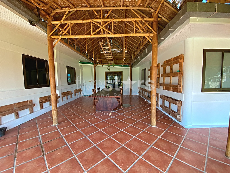 Family 4-Bedroom Farmhouse with Guest House, 6 Rai of Land, and Private Fishing Lake for Sale in Paknampran, photo 11