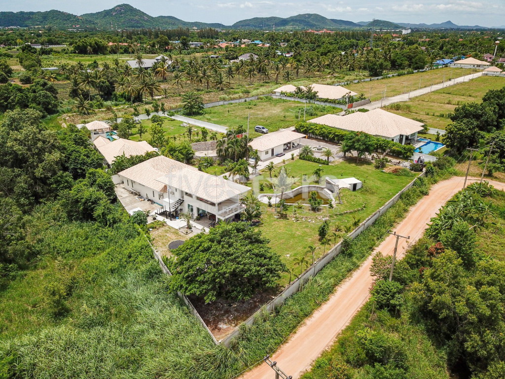 5 Bedroom House On Large Land Plot, photo 4