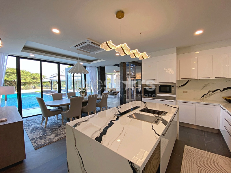 Exquisite Pool Villa Overlooking the Fairways of Palm Hills Golf Club, photo 12