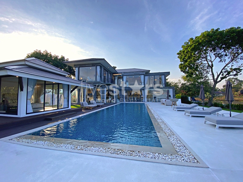 Exquisite Pool Villa Overlooking the Fairways of Palm Hills Golf Club