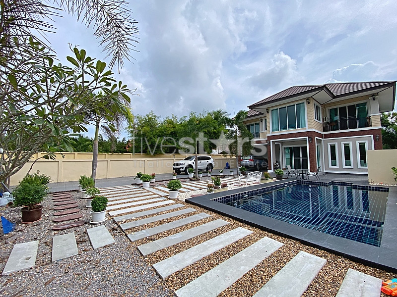 Spacious 4-Bedroom Pool Villa Near Black Mountain Golf