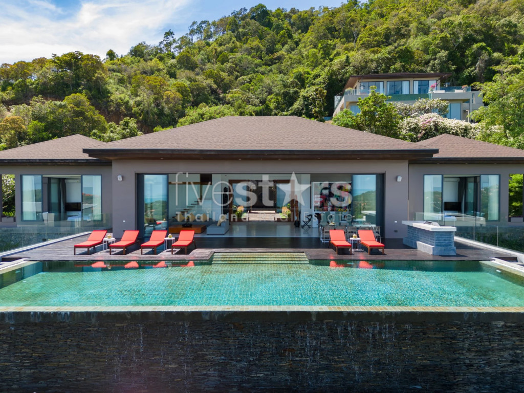 SEA-VIEW VILLA IN UPSCALE NEIGHBORHOOD