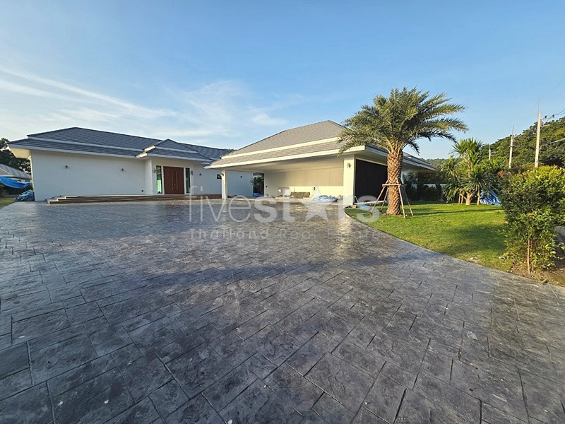 Modern 3-Bedroom L-Shaped Villa with Golf Course Views at Palm Hills, photo 2