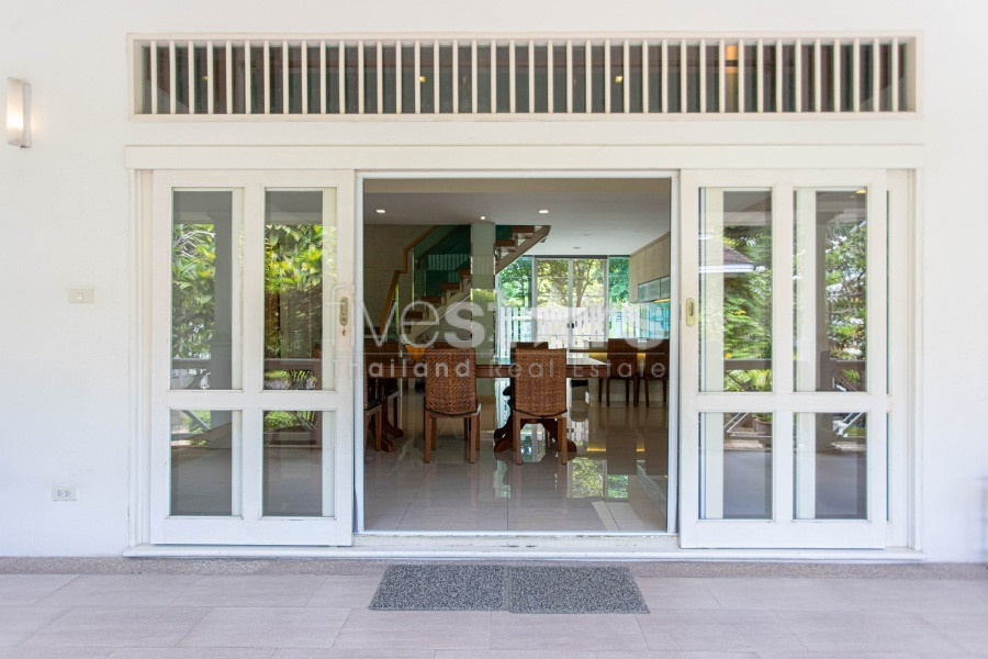 Colonial 3 Bed 4 Bath Villa For Sale with Beachfront Access in Private Estate, photo 5
