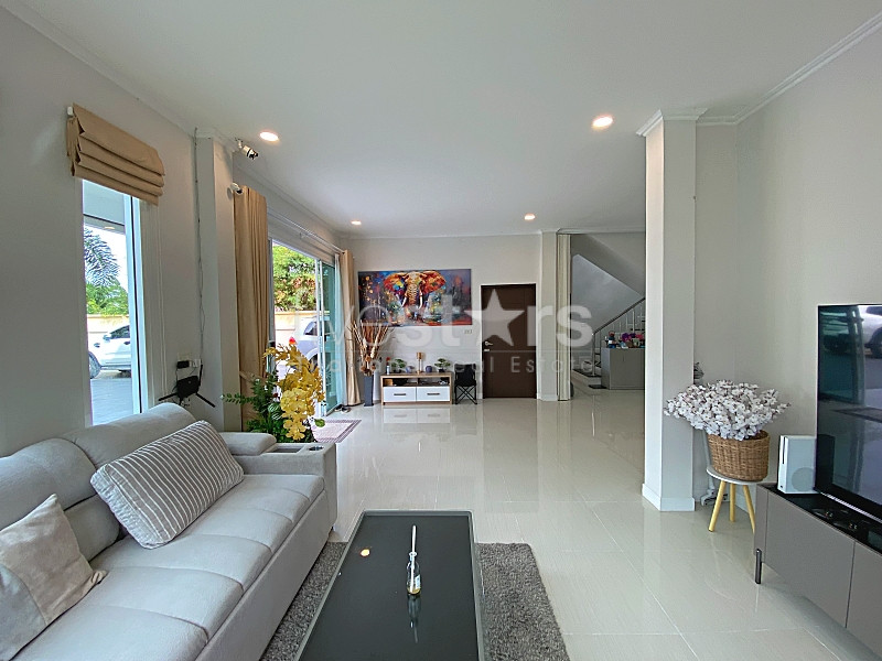 Spacious 4-Bedroom Pool Villa Near Black Mountain Golf, photo 9
