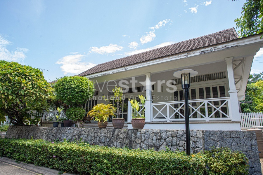 Colonial 3 Bed 4 Bath Villa For Sale with Beachfront Access in Private Estate