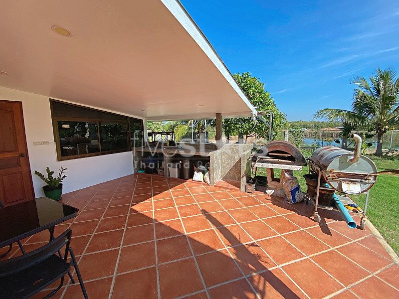 Family 4-Bedroom Farmhouse with Guest House, 6 Rai of Land, and Private Fishing Lake for Sale in Paknampran, photo 10
