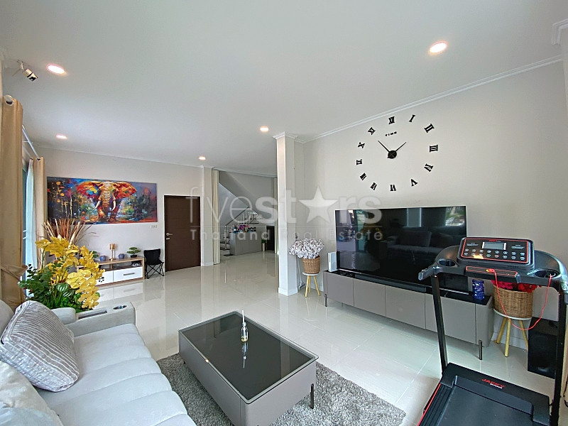 Spacious 4-Bedroom Pool Villa Near Black Mountain Golf, photo 8