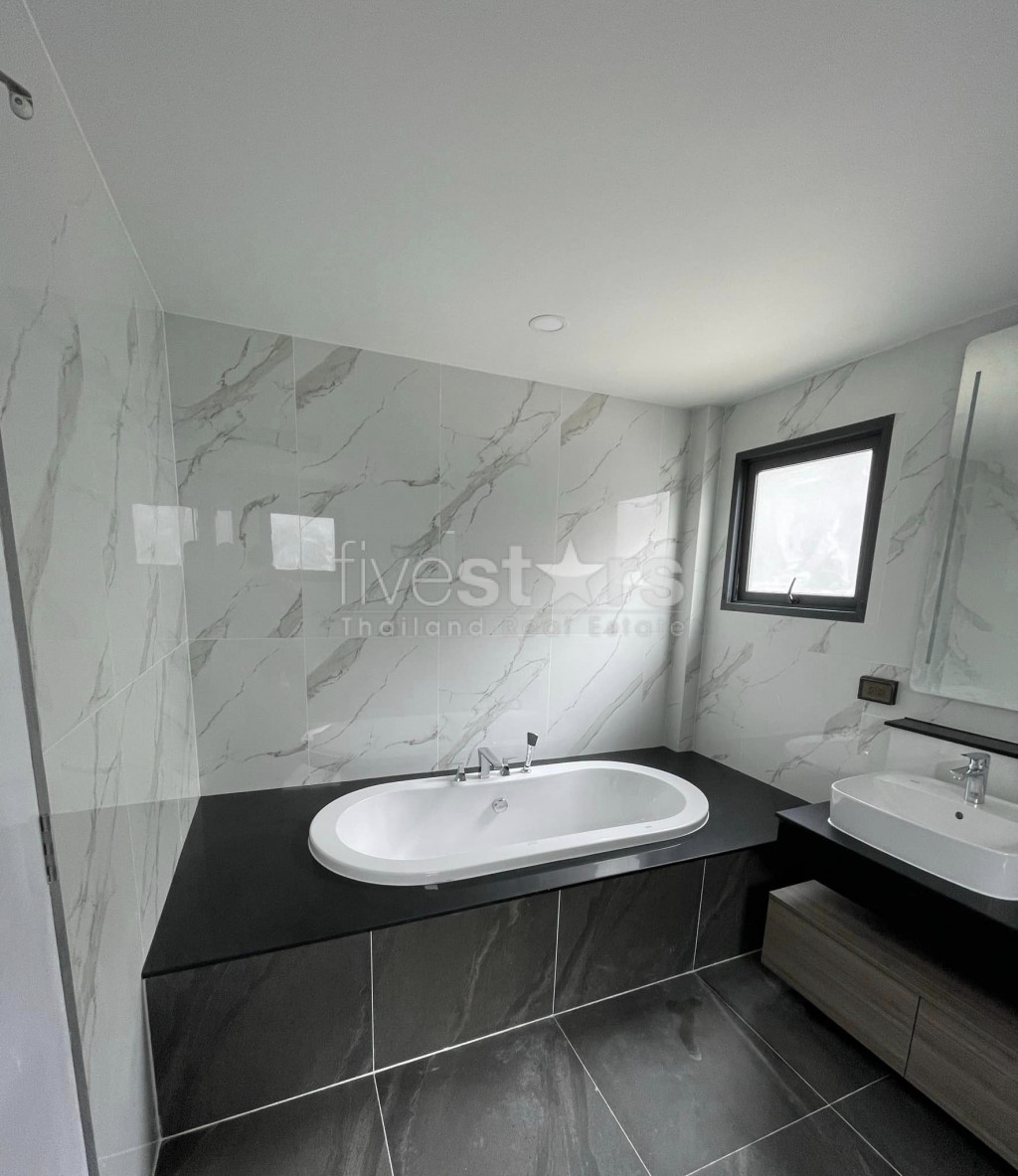 Maison individuelle de luxe moderne de 4 chambres à louer à Bangna, photo 10
