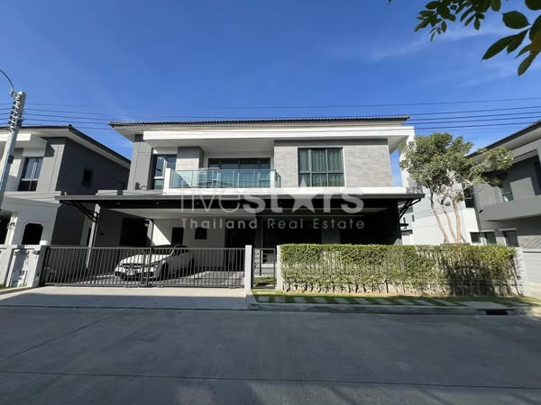 Maison moderne et luxueuse de 3 chambres à louer à Bangna.