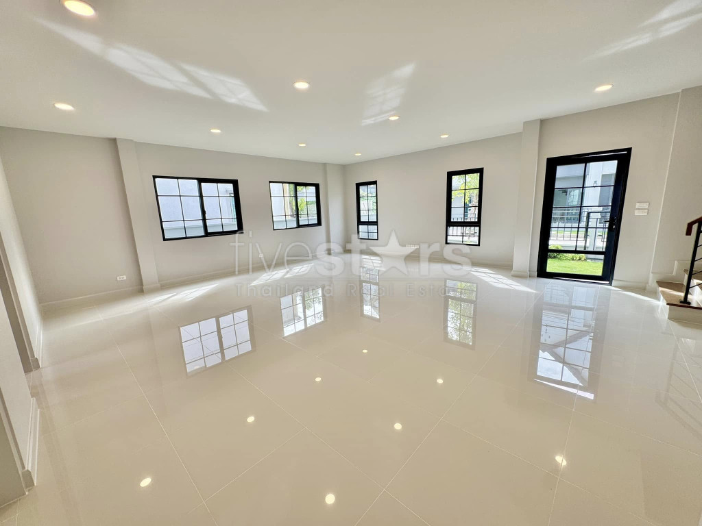 Modern 4-Bedroom House in a Compound for Sale in Bangna, photo 5