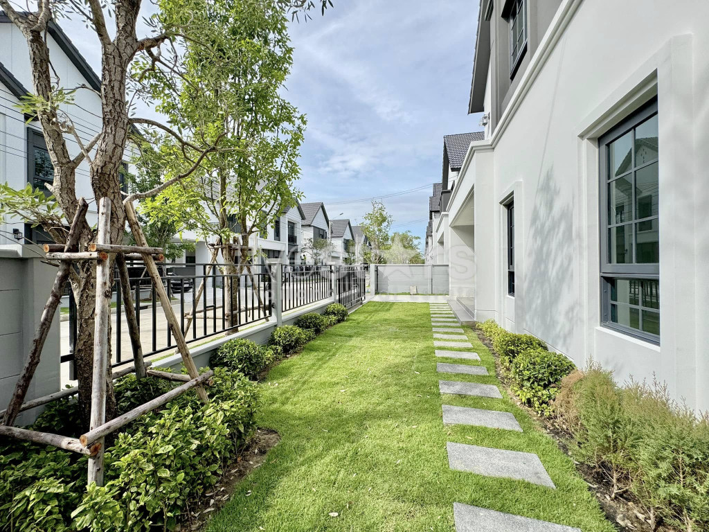 Modern 4-Bedroom House in a Compound for Sale in Bangna, photo 3