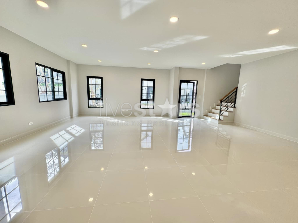 Modern 4-Bedroom House in a Compound for Sale in Bangna, photo 7