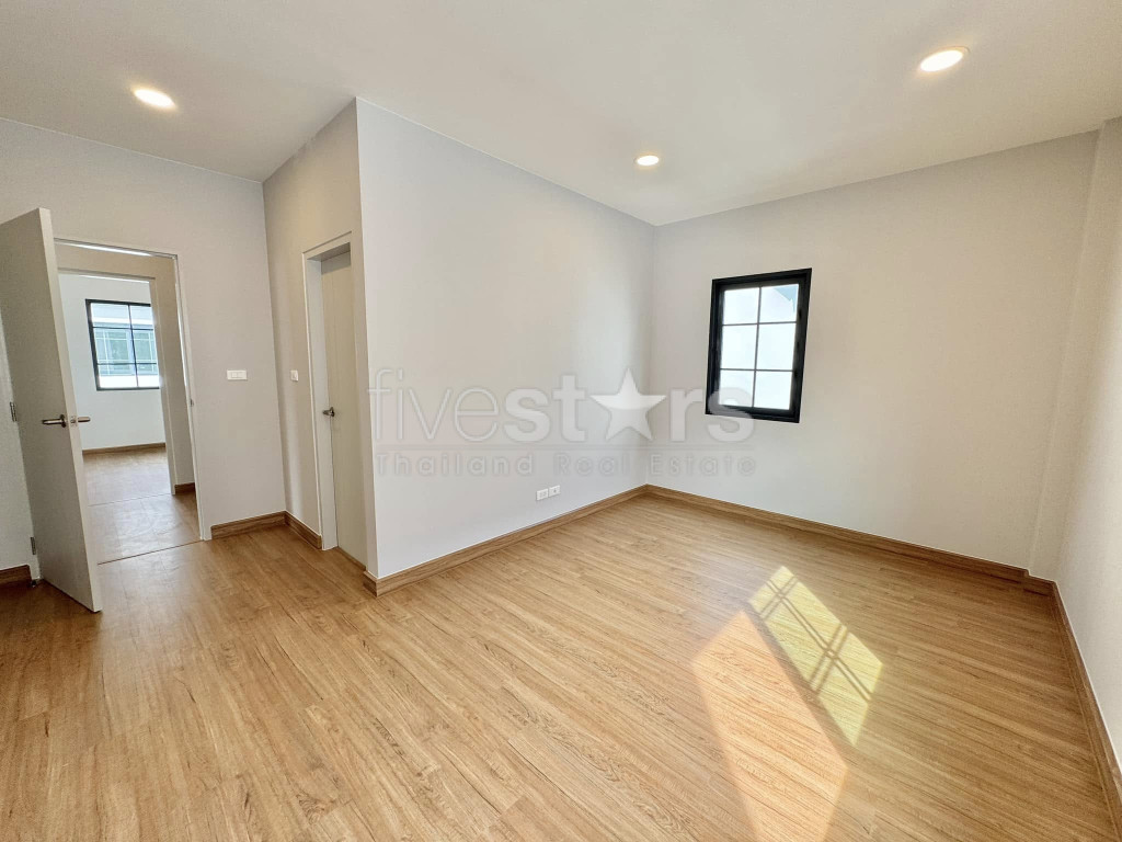 Modern 4-Bedroom House in a Compound for Sale in Bangna, photo 13