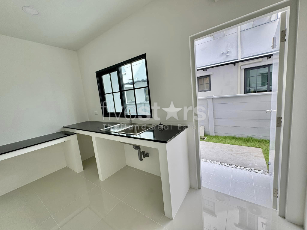Modern 4-Bedroom House in a Compound for Sale in Bangna, photo 4