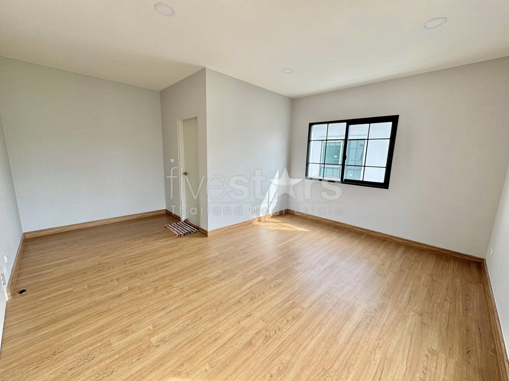 Modern 4-Bedroom House in a Compound for Sale in Bangna, photo 12