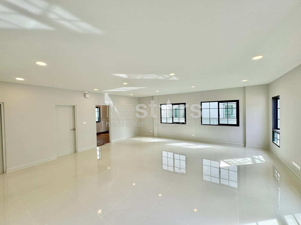 Modern 4-Bedroom House in a Compound for Sale in Bangna, photo 10