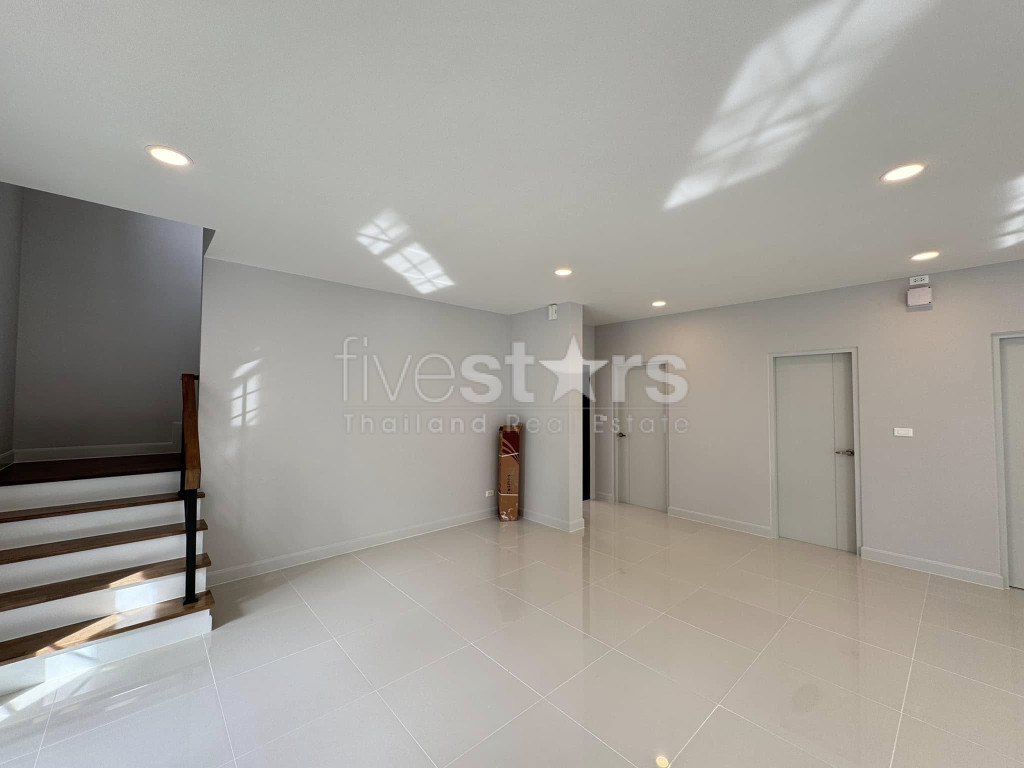 Modern 4-Bedroom House in a Compound for Sale in Bangna, photo 9