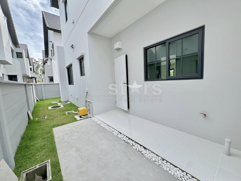 Modern 4-Bedroom House in a Compound for Sale in Bangna, photo 15