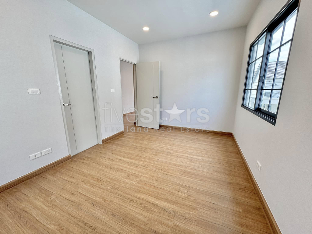 Modern 4-Bedroom House in a Compound for Sale in Bangna, photo 14