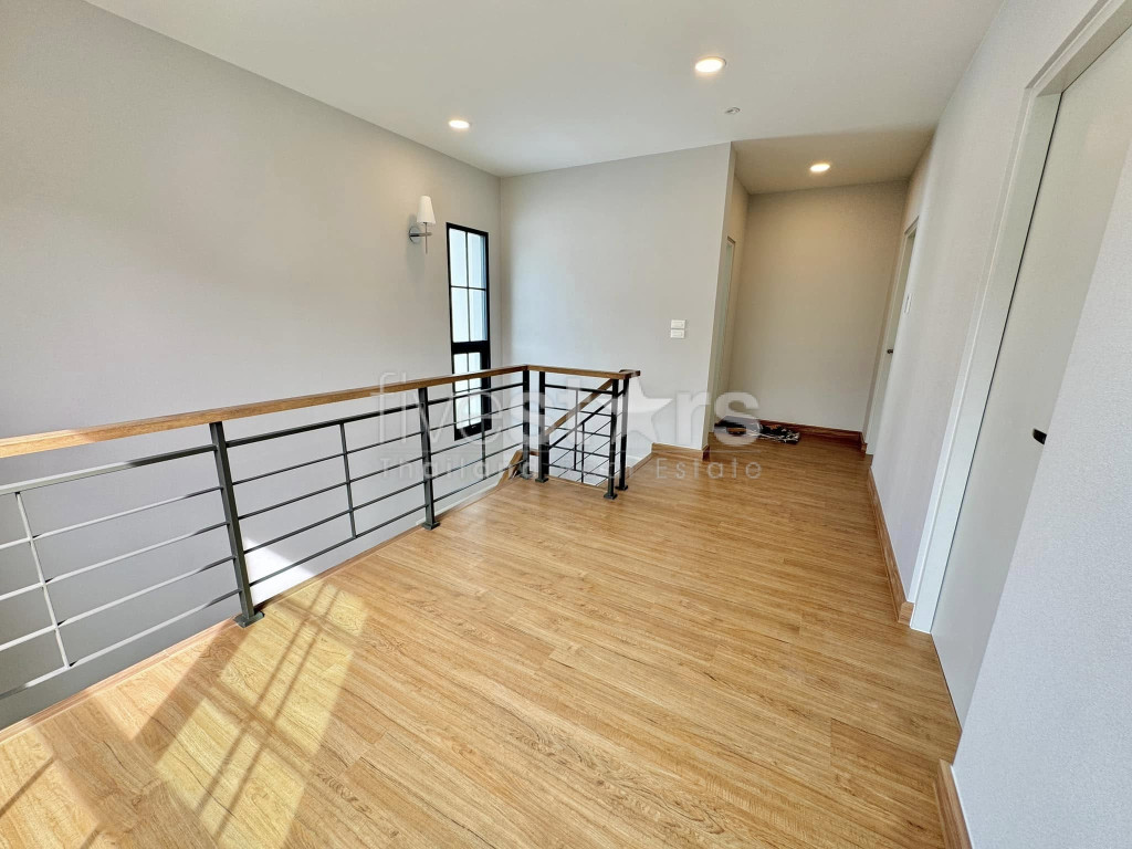 Modern 4-Bedroom House in a Compound for Sale in Bangna, photo 11