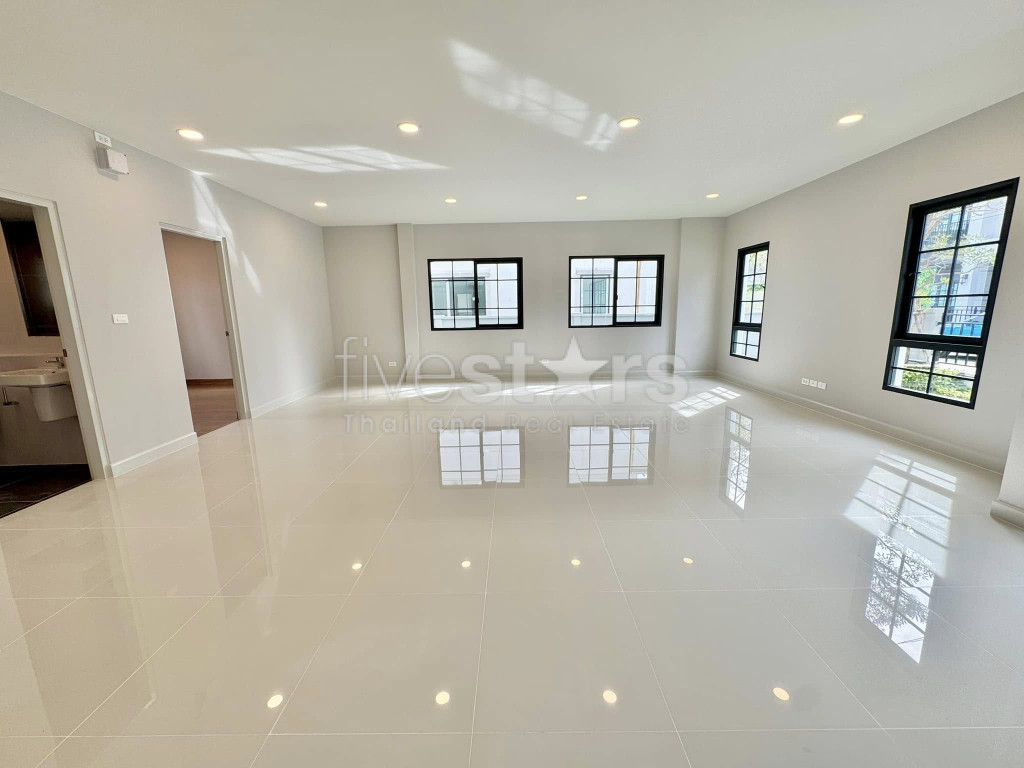 Modern 4-Bedroom House in a Compound for Sale in Bangna, photo 6