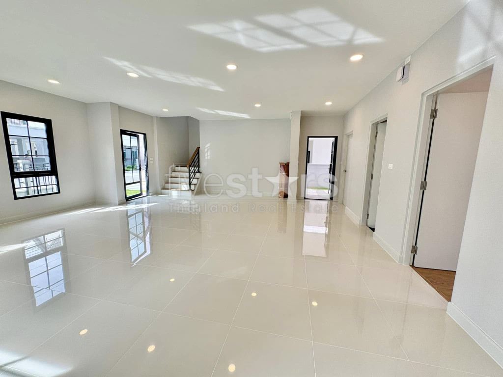 Modern 4-Bedroom House in a Compound for Sale in Bangna, photo 8