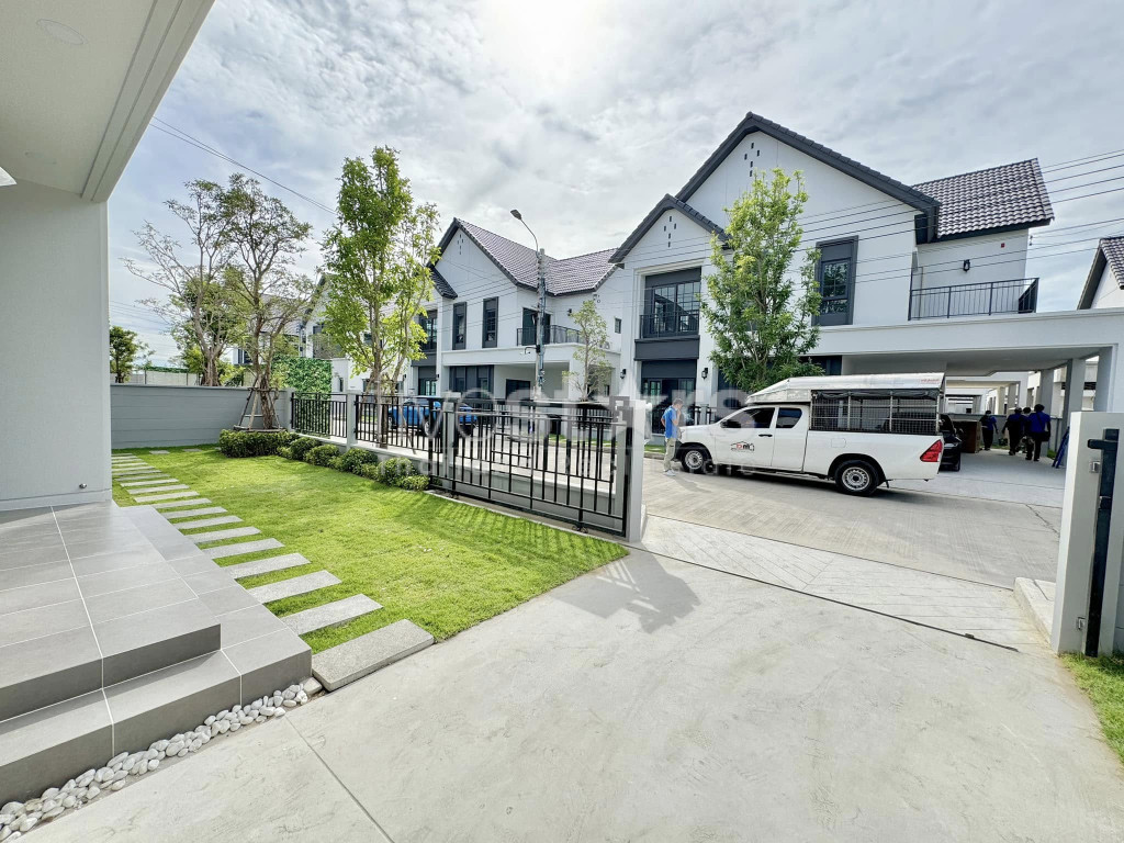 Modern 4-Bedroom House in a Compound for Sale in Bangna, photo 2