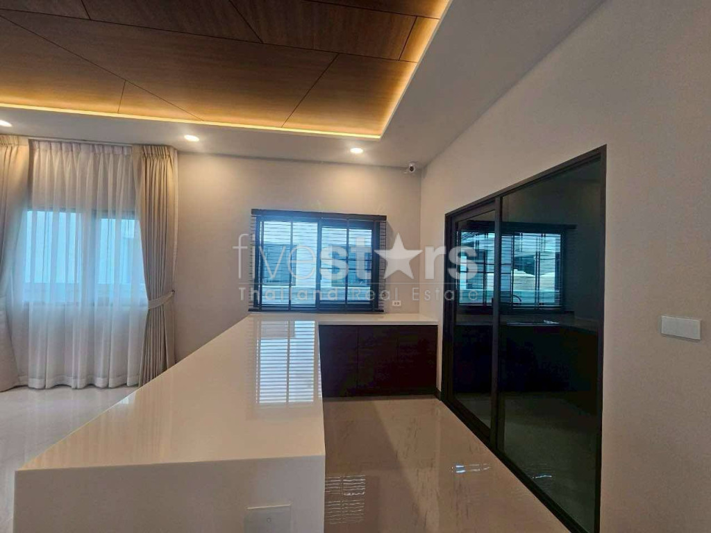 Maison Moderne de 4 Chambres à Louer à Bangna, photo 6