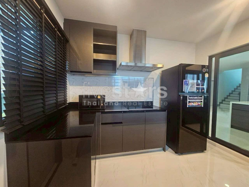 Maison Moderne de 4 Chambres à Louer à Bangna, photo 8