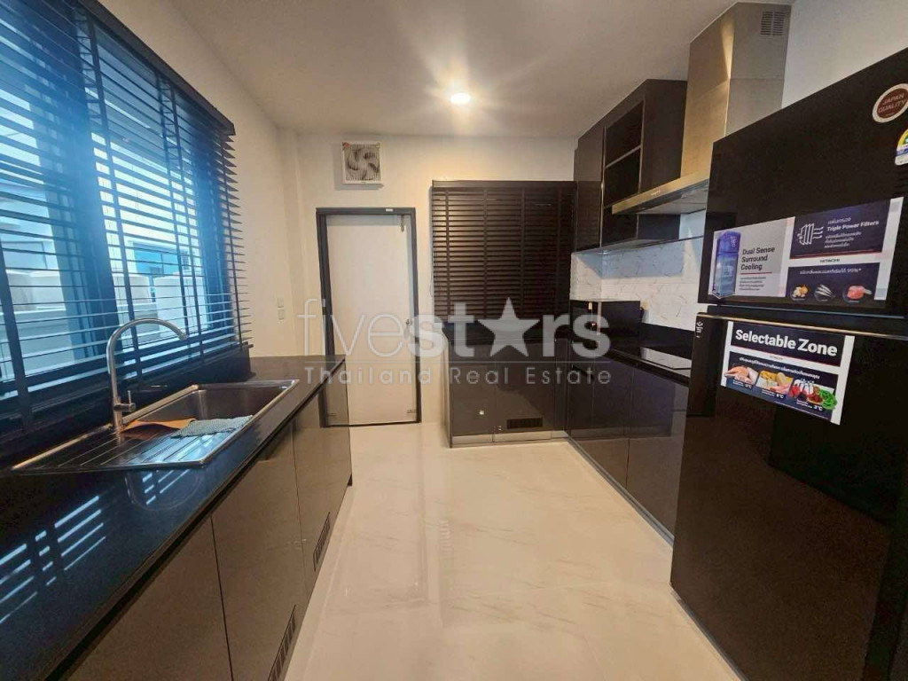 Maison Moderne de 4 Chambres à Louer à Bangna, photo 7