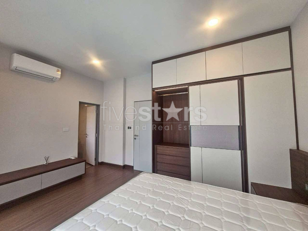 Maison Moderne de 4 Chambres à Louer à Bangna, photo 13