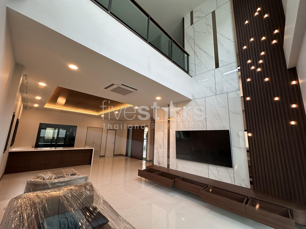 Maison Moderne de 4 Chambres à Louer à Bangna