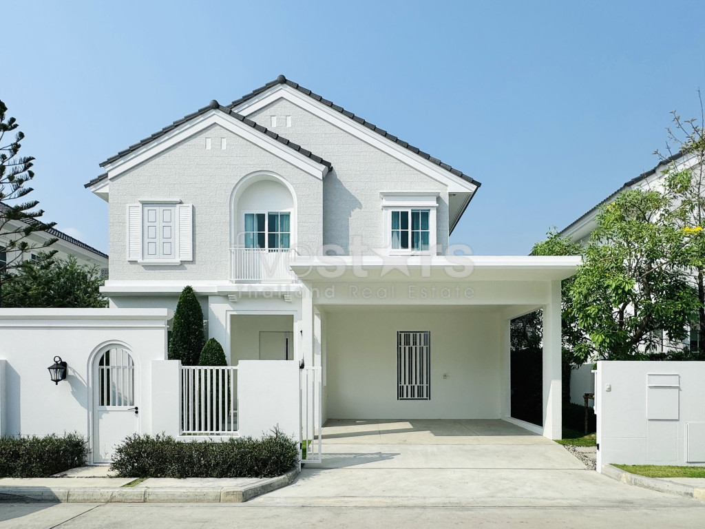 Maison de style scandinave avec 3 chambres à louer à Bangna.