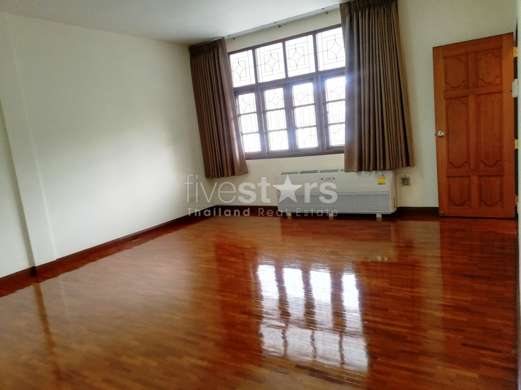 Maison de ville de luxe moderne de 3 chambres dans le quartier composé de Thonglor, photo 14