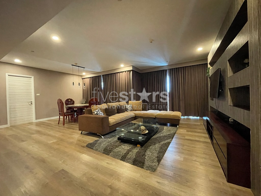 Condo de 3 chambres à louer près de la station BTS Ekkamai & Thong Lo