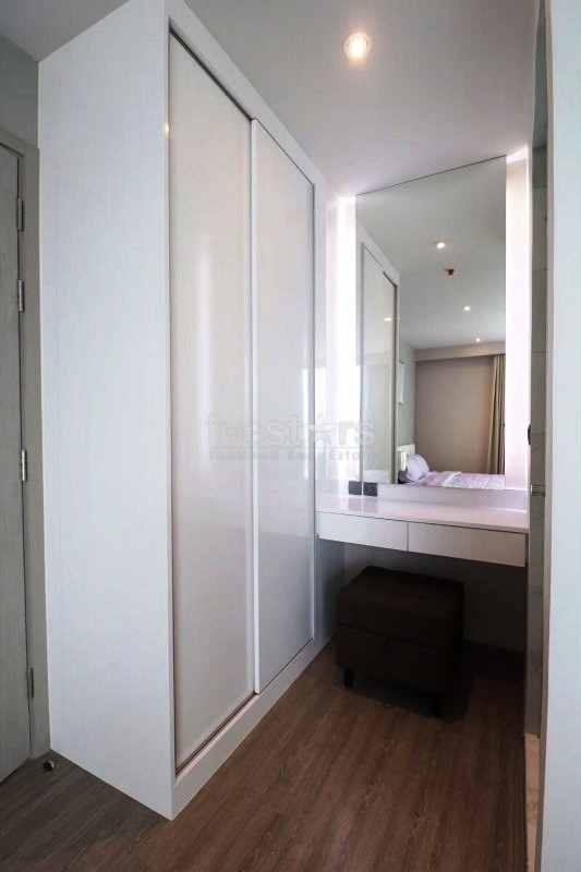 Condo 2 chambres en étage élevé à louer près du BTS Ekamai, photo 15