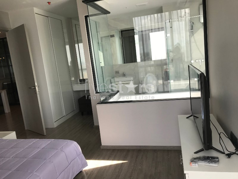 Condo 2 chambres en étage élevé à louer près du BTS Ekamai, photo 11