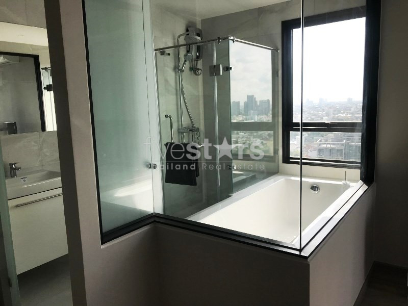 Condo 2 chambres en étage élevé à louer près du BTS Ekamai, photo 13