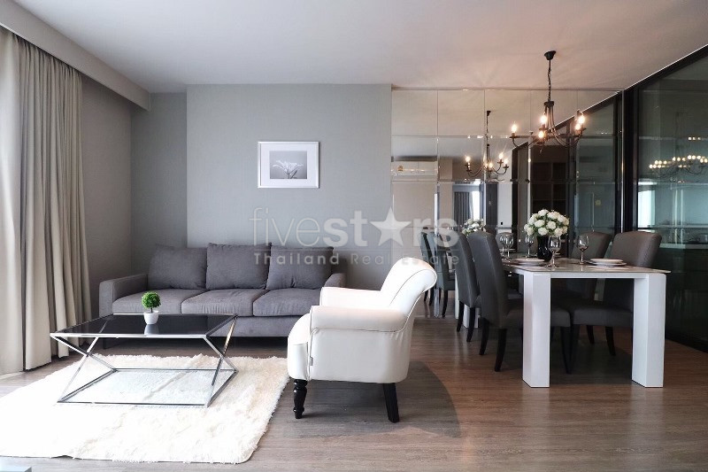 Condo 2 chambres en étage élevé à louer près du BTS Ekamai