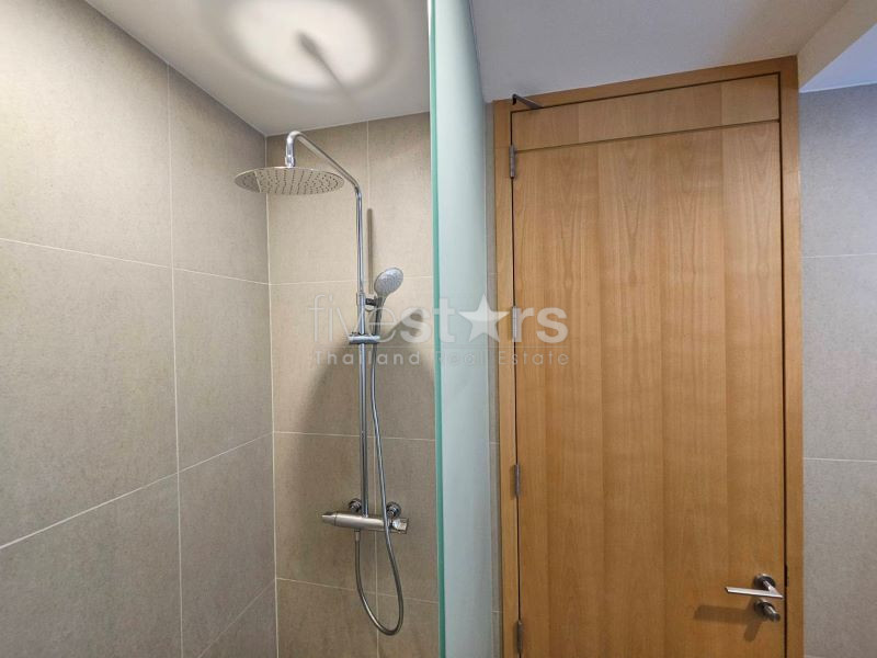 condo rénové de 2 chambres à louer près du BTS Ekamai, photo 15