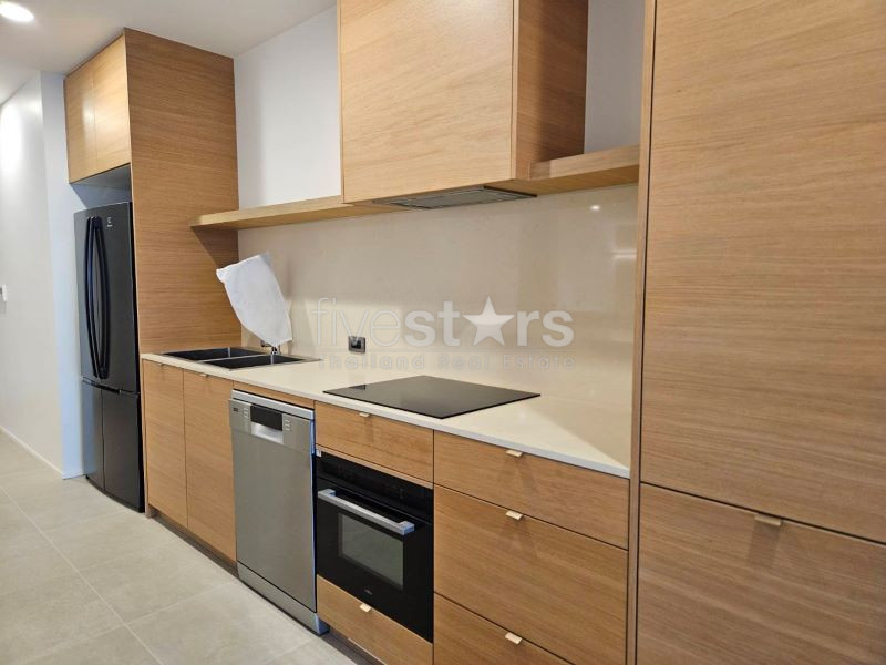 condo rénové de 2 chambres à louer près du BTS Ekamai, photo 10
