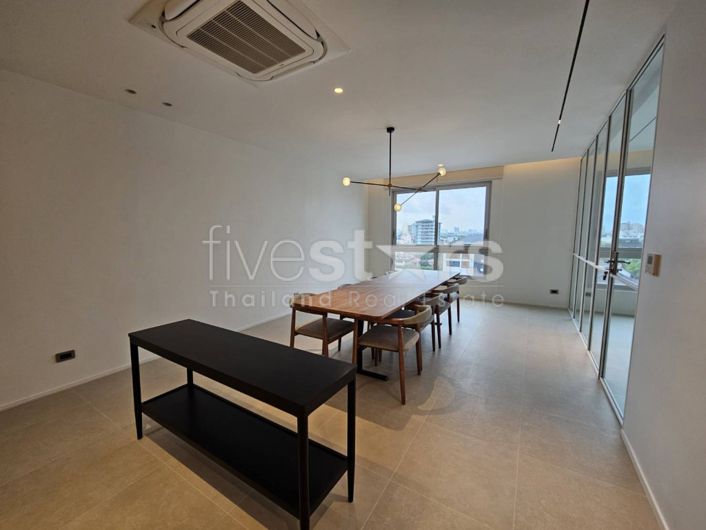condo rénové de 2 chambres à louer près du BTS Ekamai, photo 11