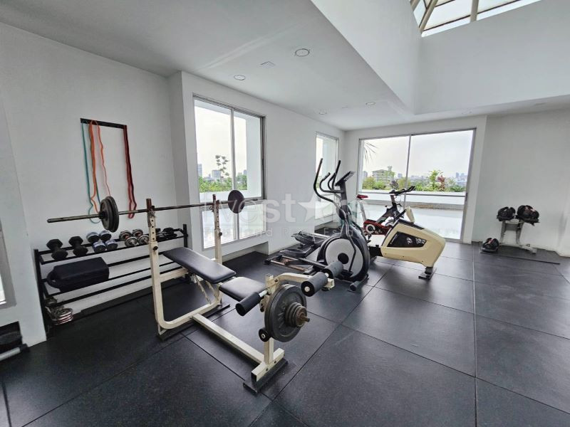 condo rénové de 2 chambres à louer près du BTS Ekamai, photo 20