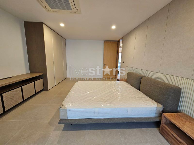 condo rénové de 2 chambres à louer près du BTS Ekamai, photo 4